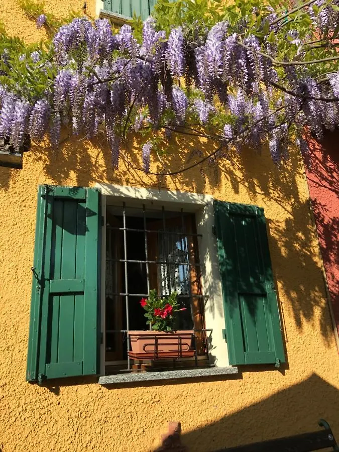 Bed and Breakfast La casa tra i vigneti Montecalvo Versiggia 0*,  Italia
